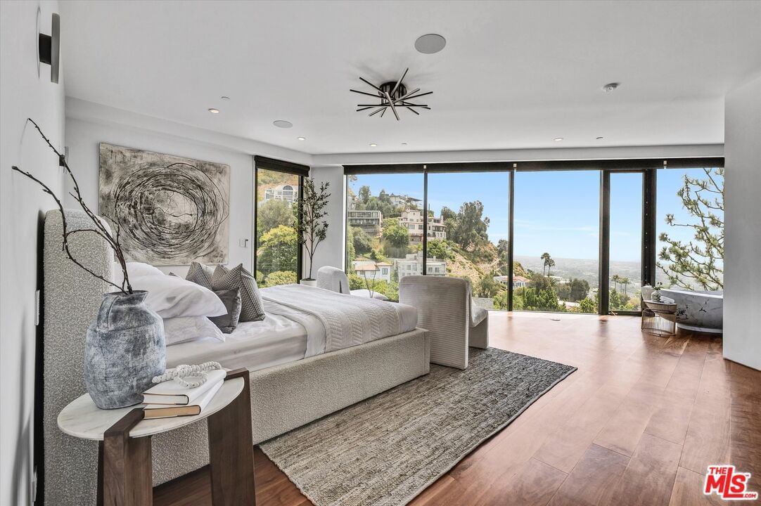 Hollywood photo 28