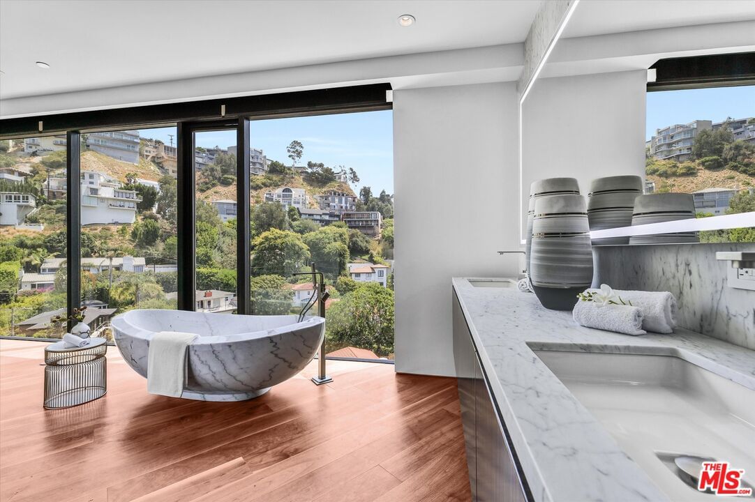 Hollywood photo 34