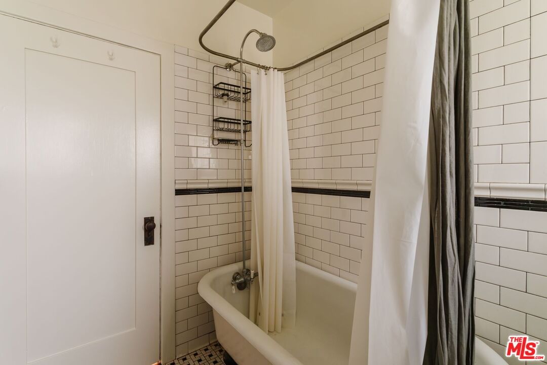 Avenue 52 photo 22