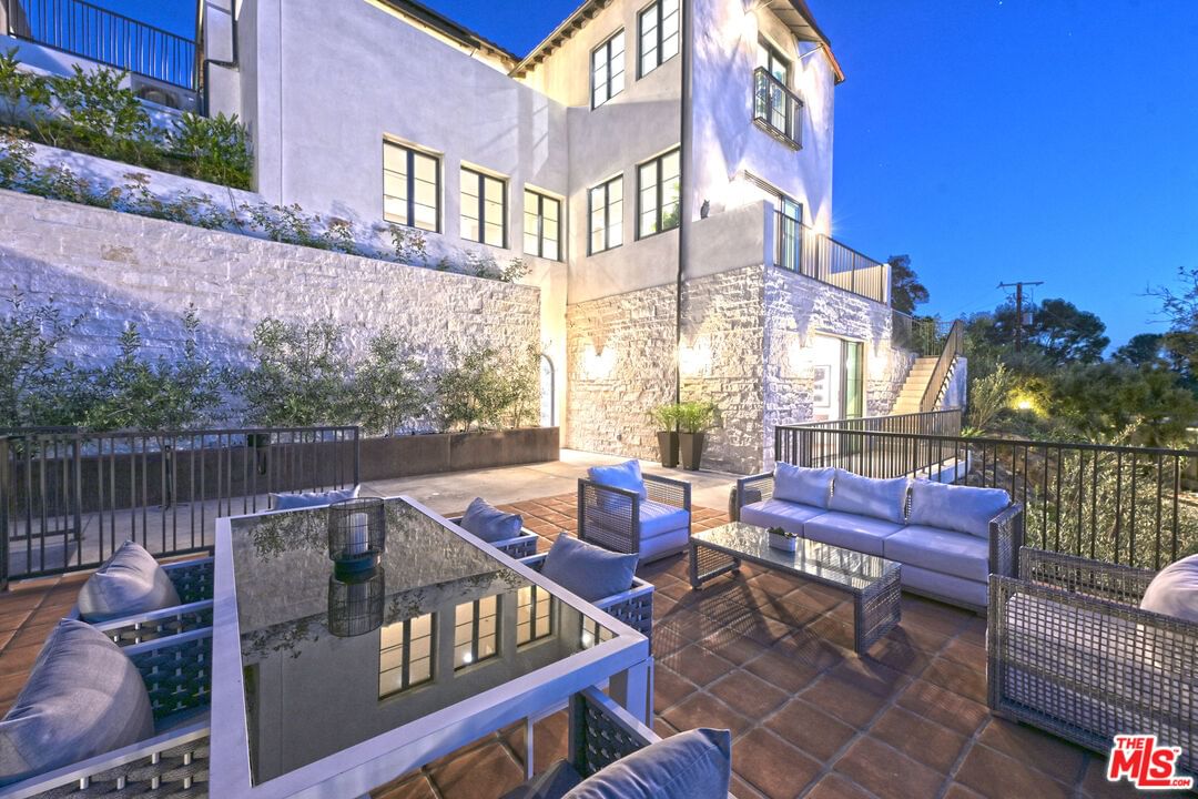 Hollyridge photo 1