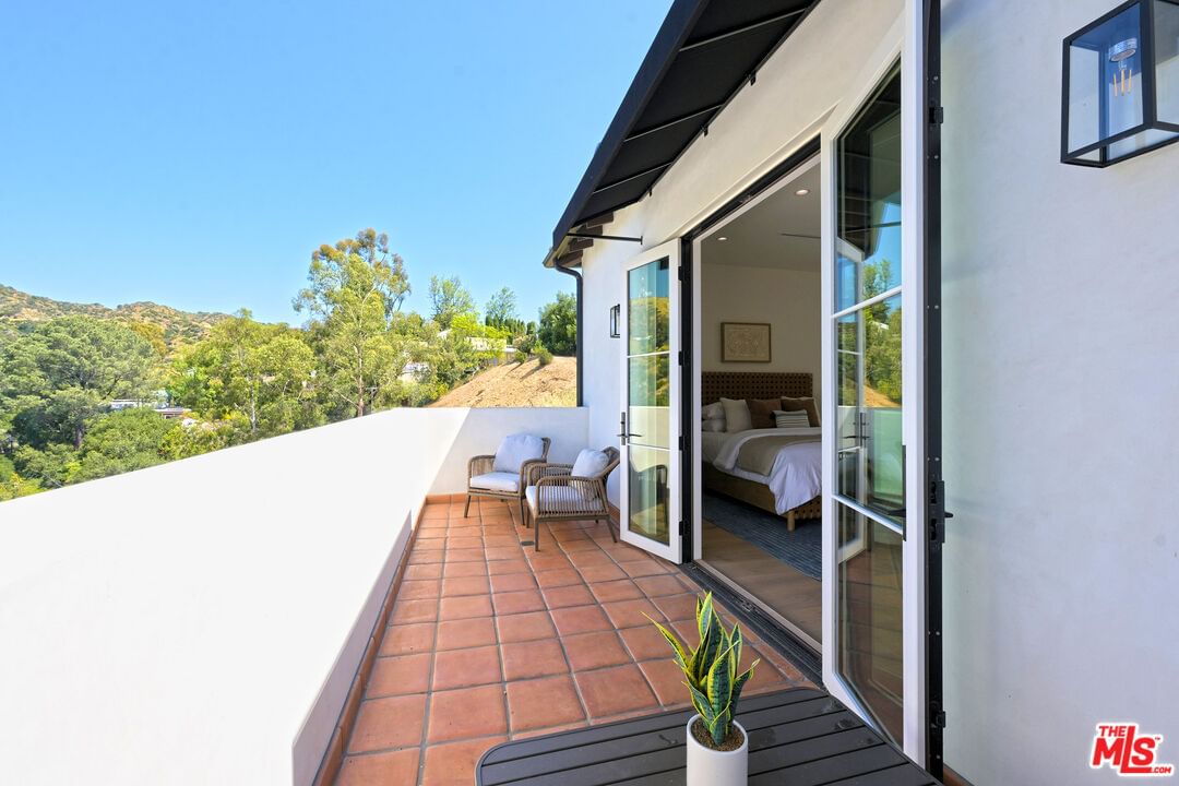 Hollyridge photo 28