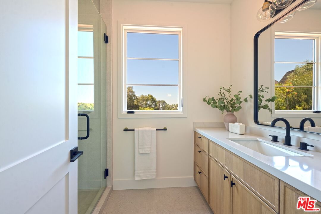 Hollyridge photo 36