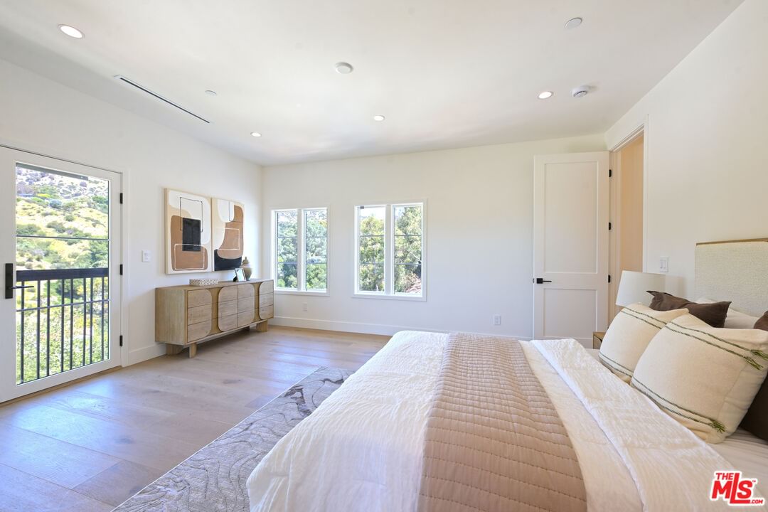 Hollyridge photo 37