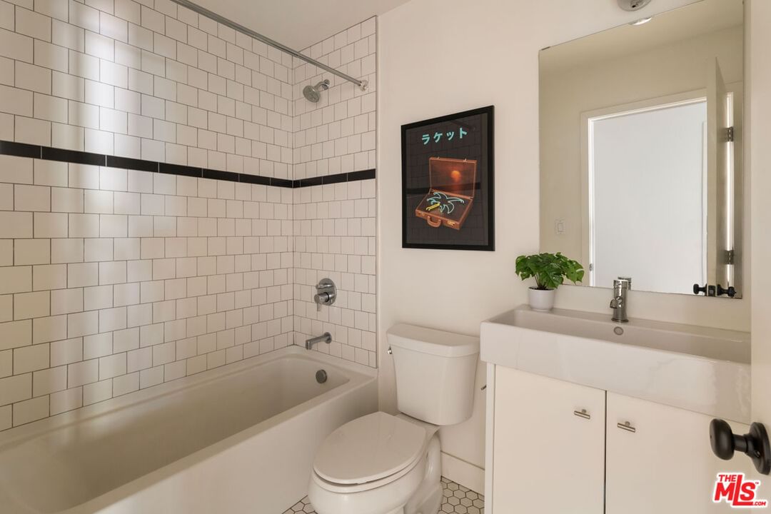 Avenue 55 photo 13