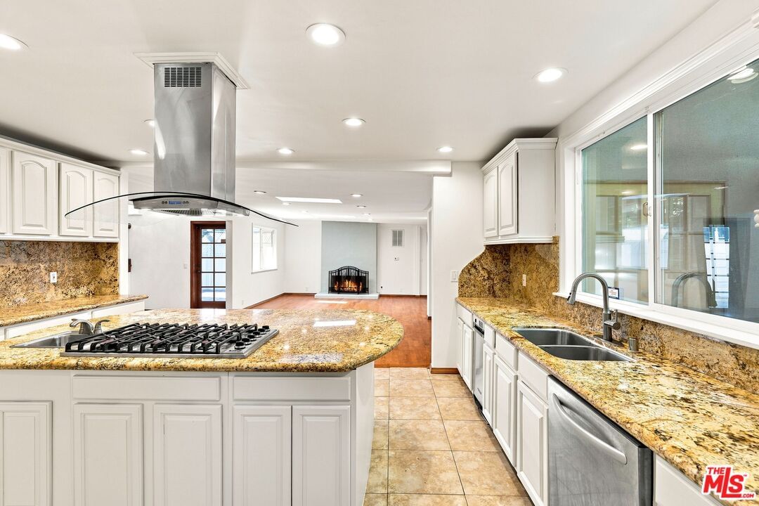 Beverly Glen photo 16
