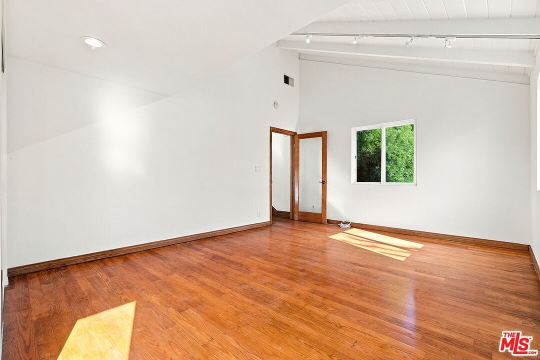 Beverly Glen photo 34