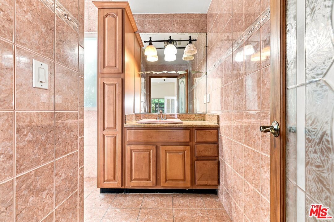 Beverly Glen photo 39