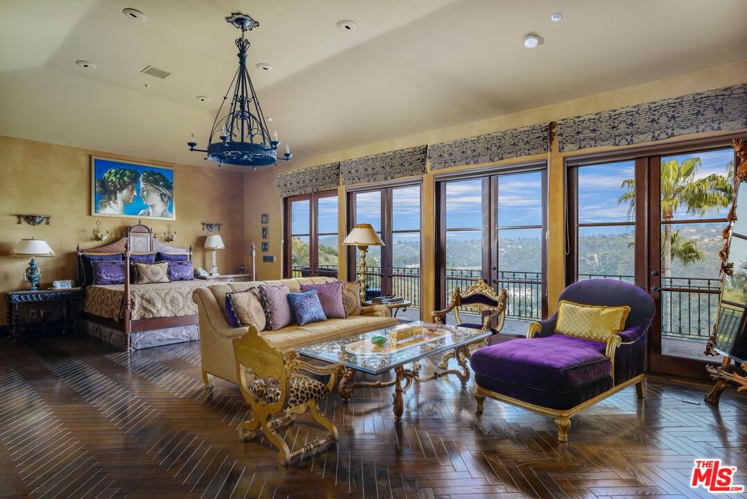 Beverly photo 17