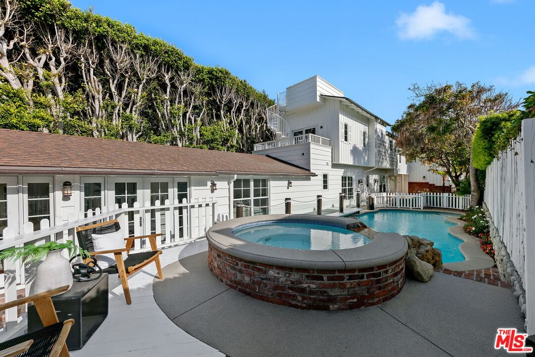 Malibu Colony photo 5