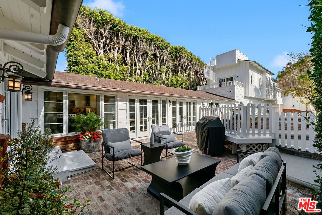 Malibu Colony photo 6