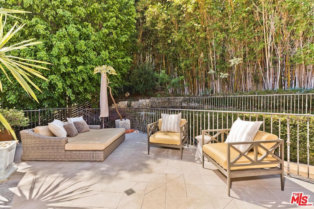 Knoll photo 38