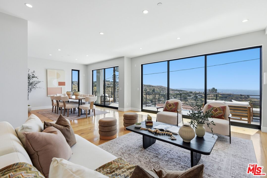 Mannix photo 18