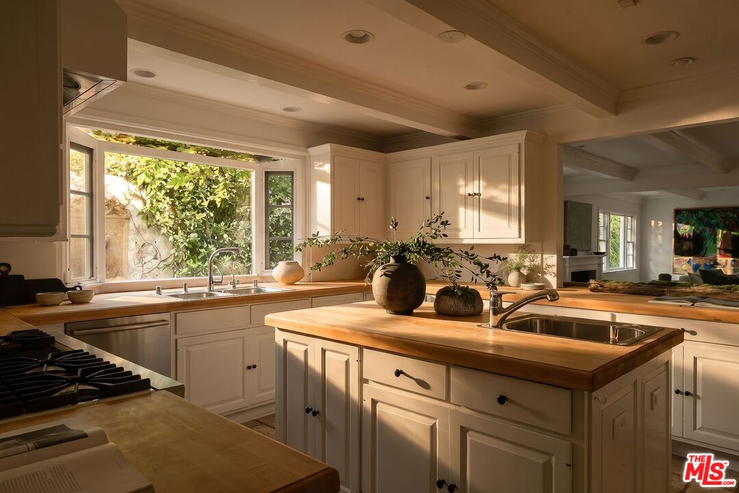 Malibu Colony photo 11