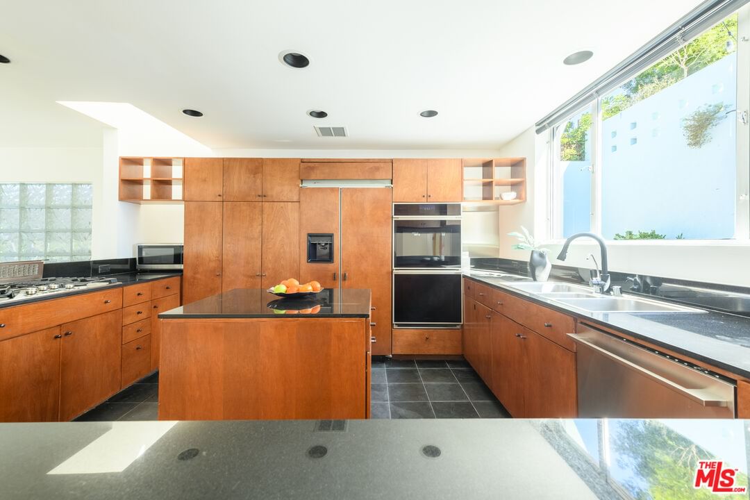 LAUREL TERRACE photo 10