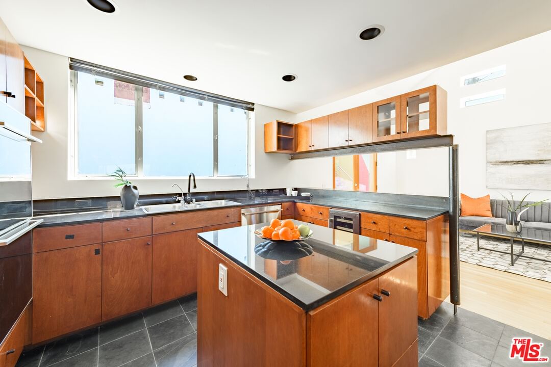 LAUREL TERRACE photo 11