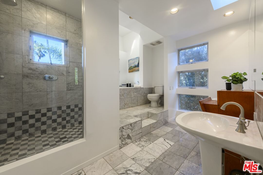 LAUREL TERRACE photo 17