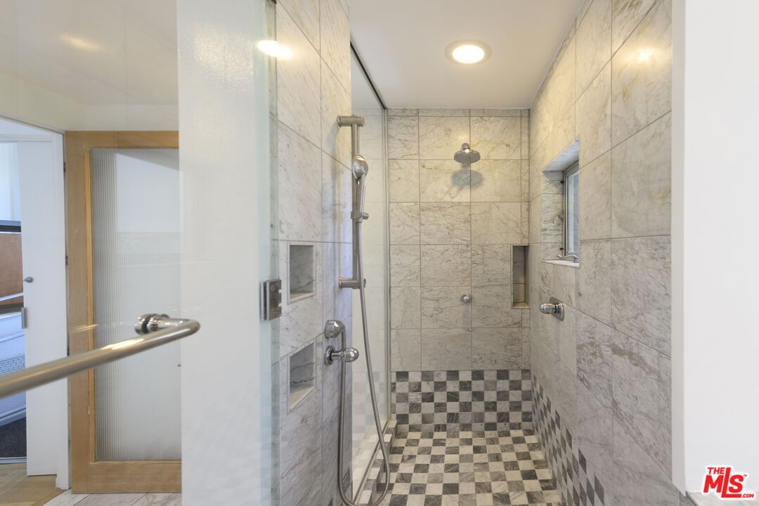 LAUREL TERRACE photo 19