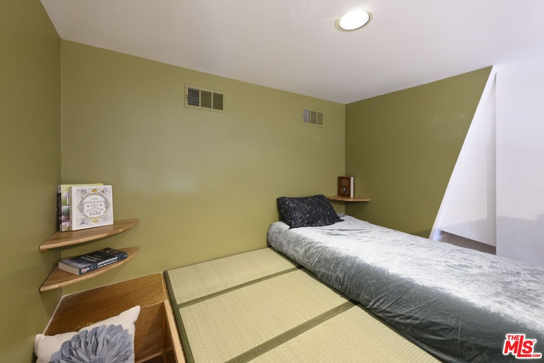 LAUREL TERRACE photo 24