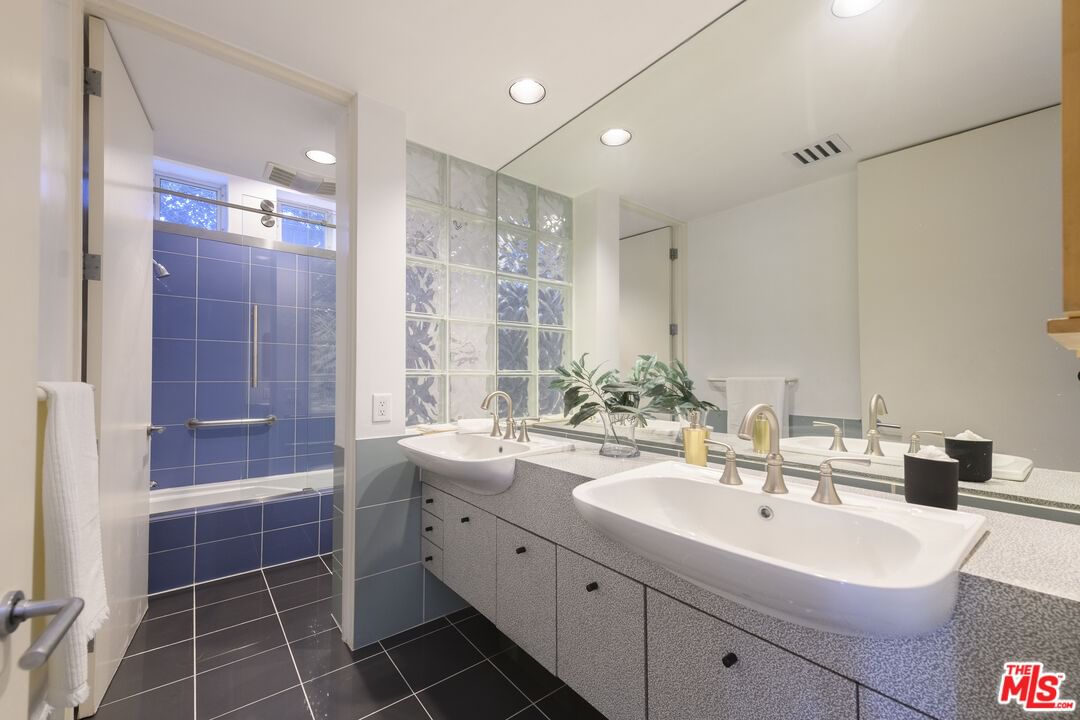 LAUREL TERRACE photo 26