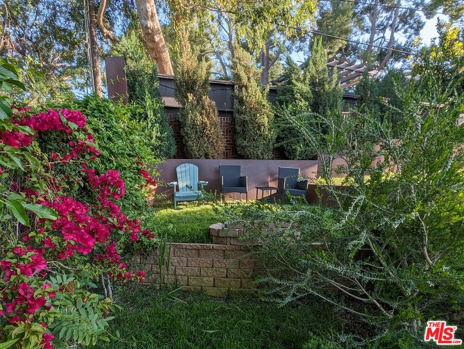 LAUREL TERRACE photo 35