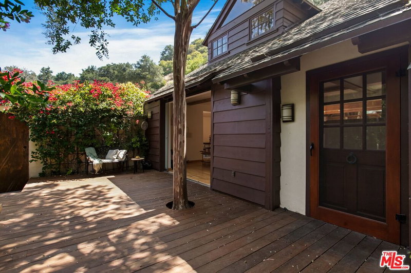 2030 Benedict Canyon Dr