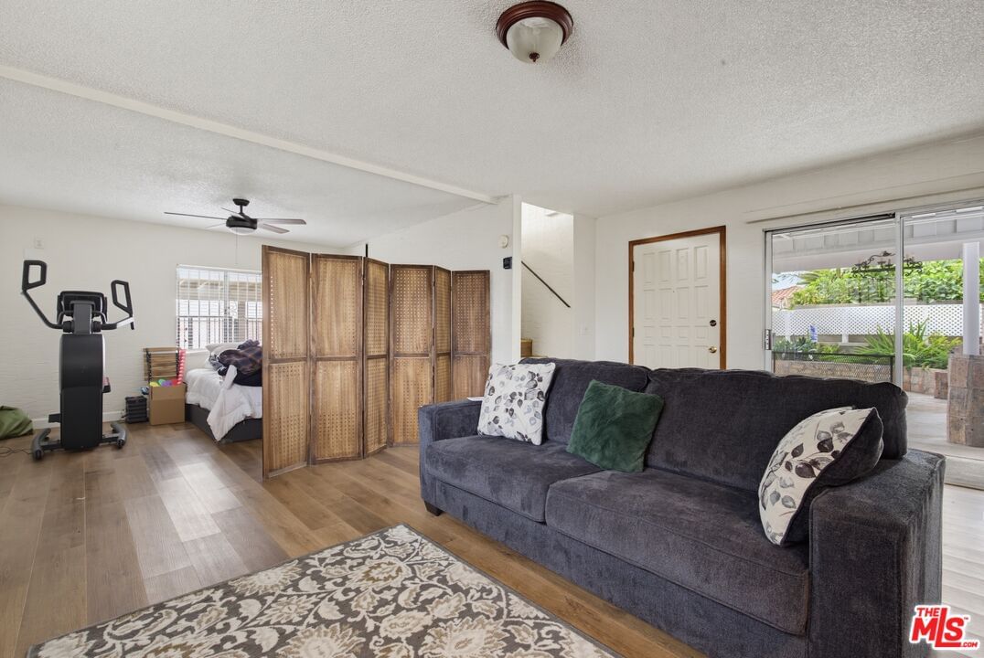 Simmons photo 14