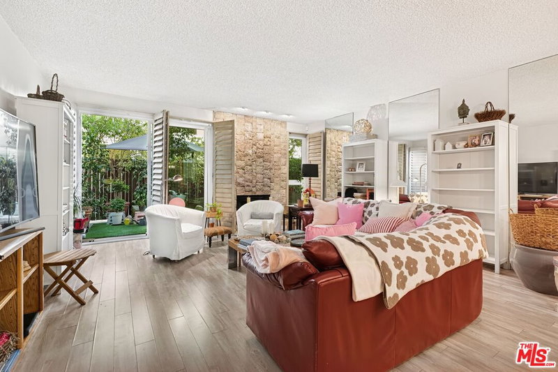 2338 Beverly Glen Blvd