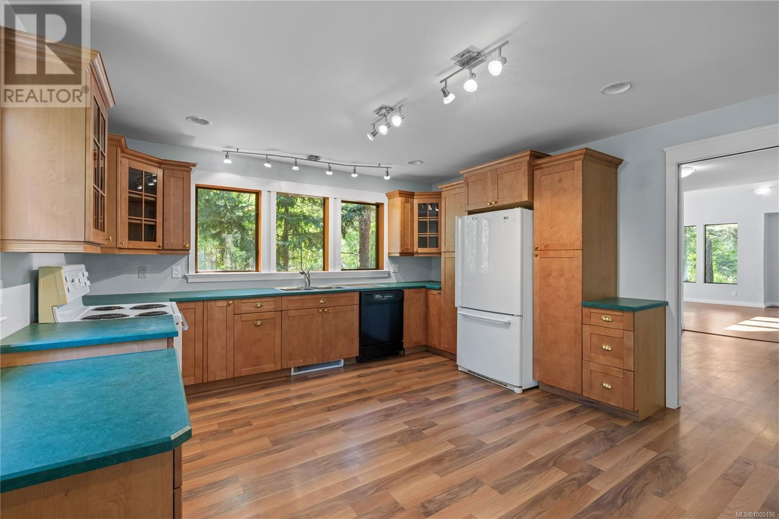 6054 ISLAND HIGHWAY WEST Image 11