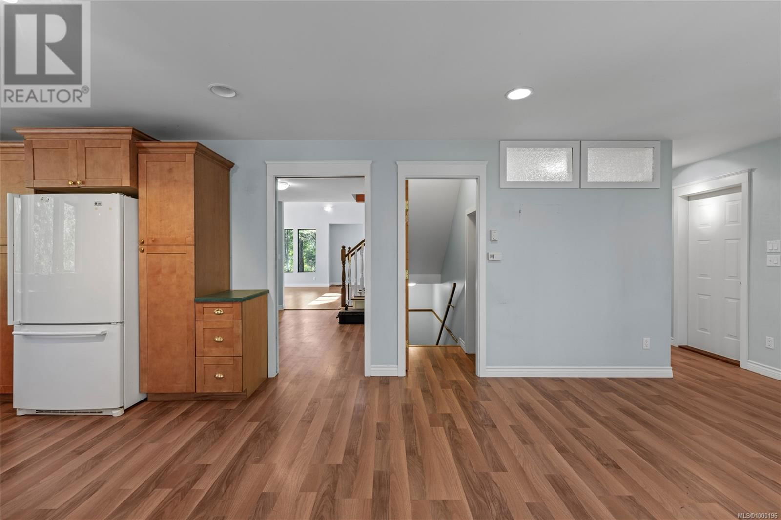6054 ISLAND HIGHWAY WEST Image 14