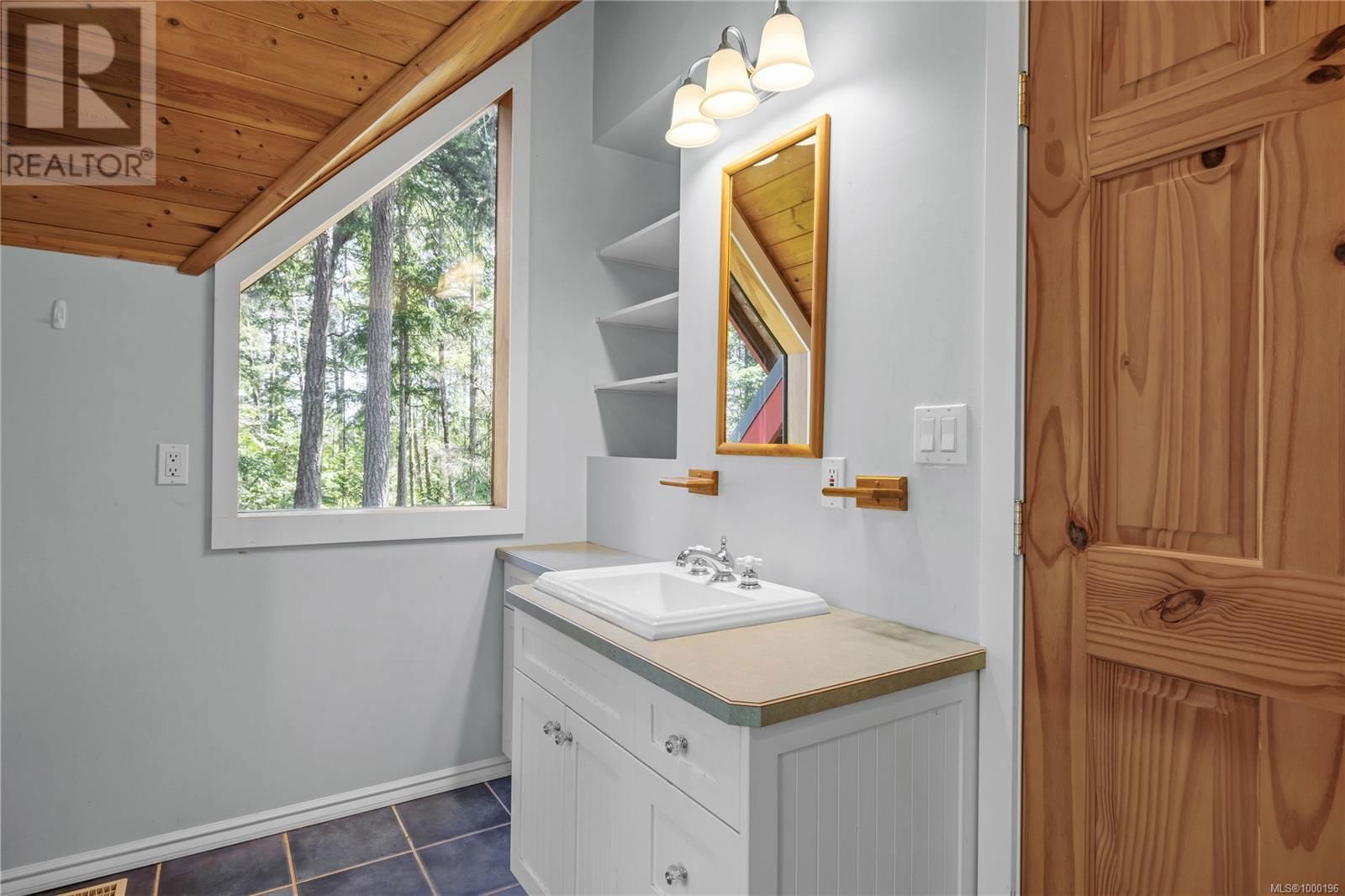 6054 ISLAND HIGHWAY WEST Image 19