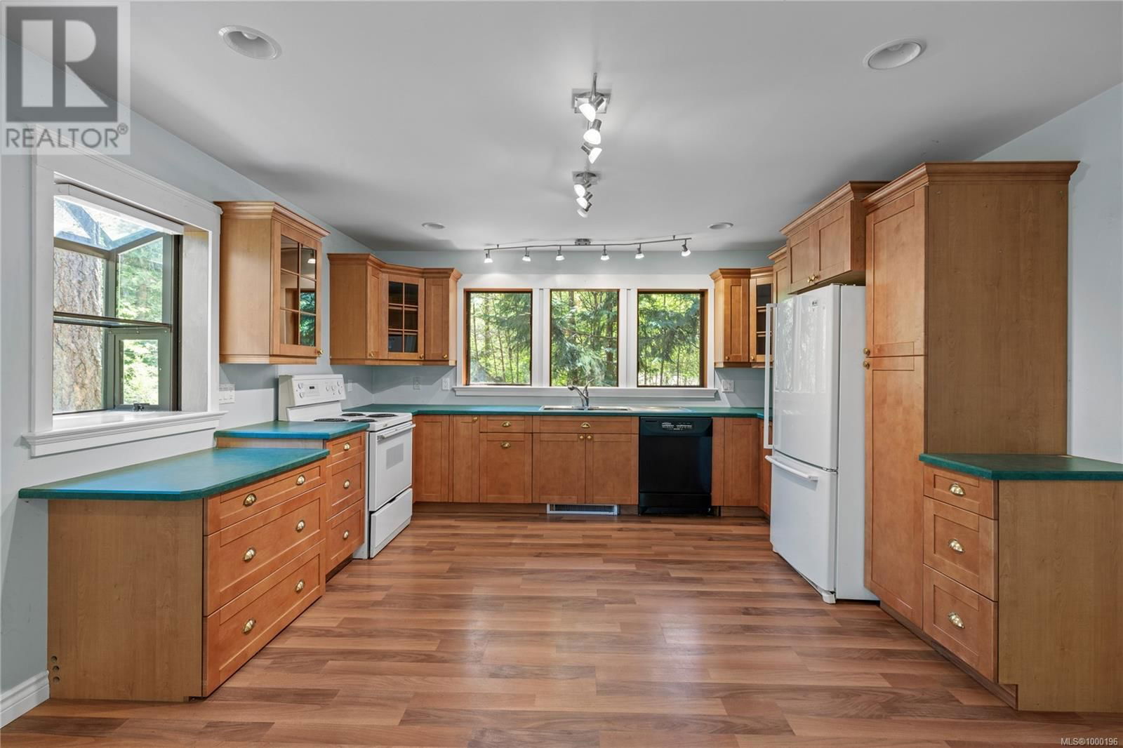 6054 ISLAND HIGHWAY WEST Image 9