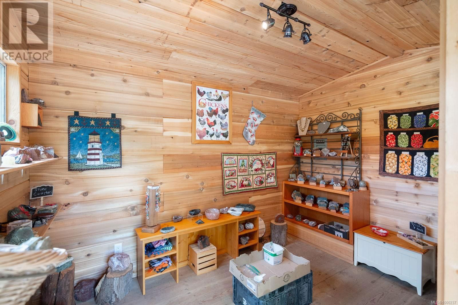 4426 COWICHAN LAKE ROAD Image 35
