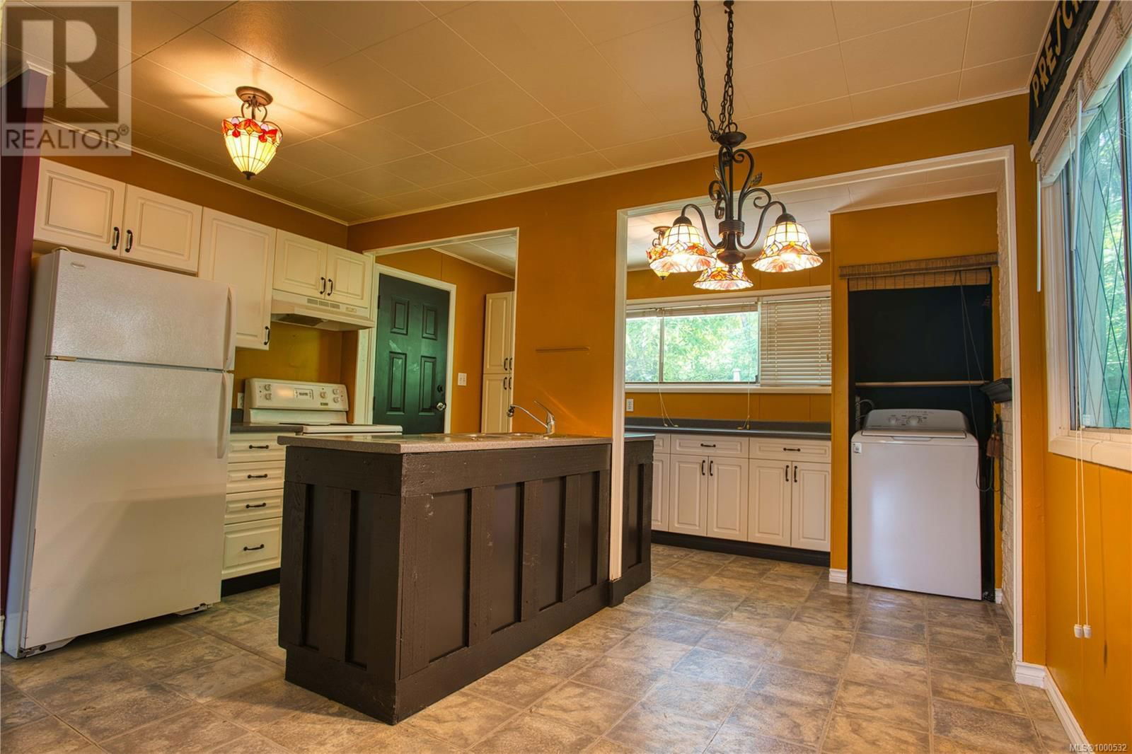 1180 MACDONALD CRESCENT Image 11
