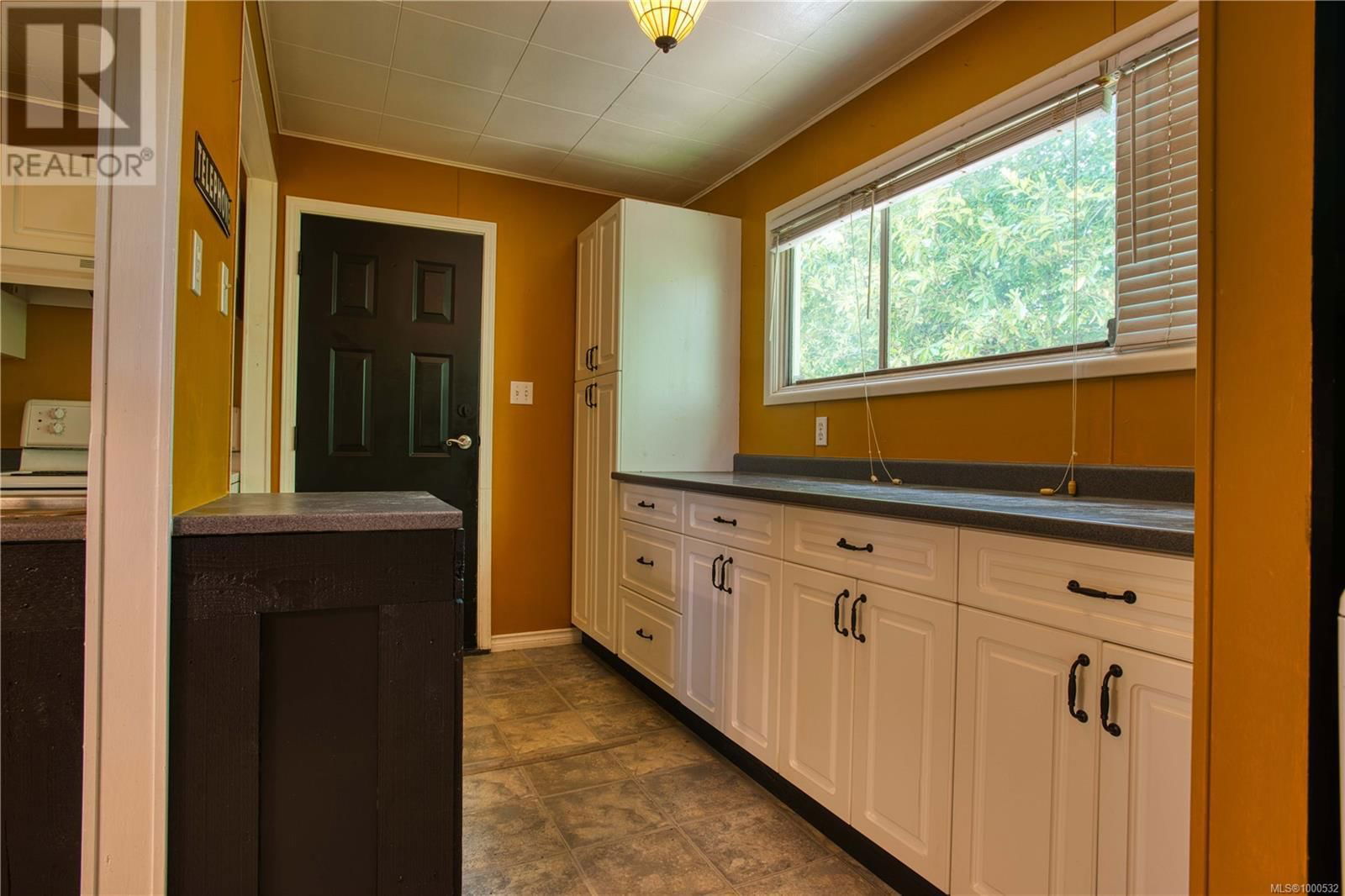 1180 MACDONALD CRESCENT Image 13