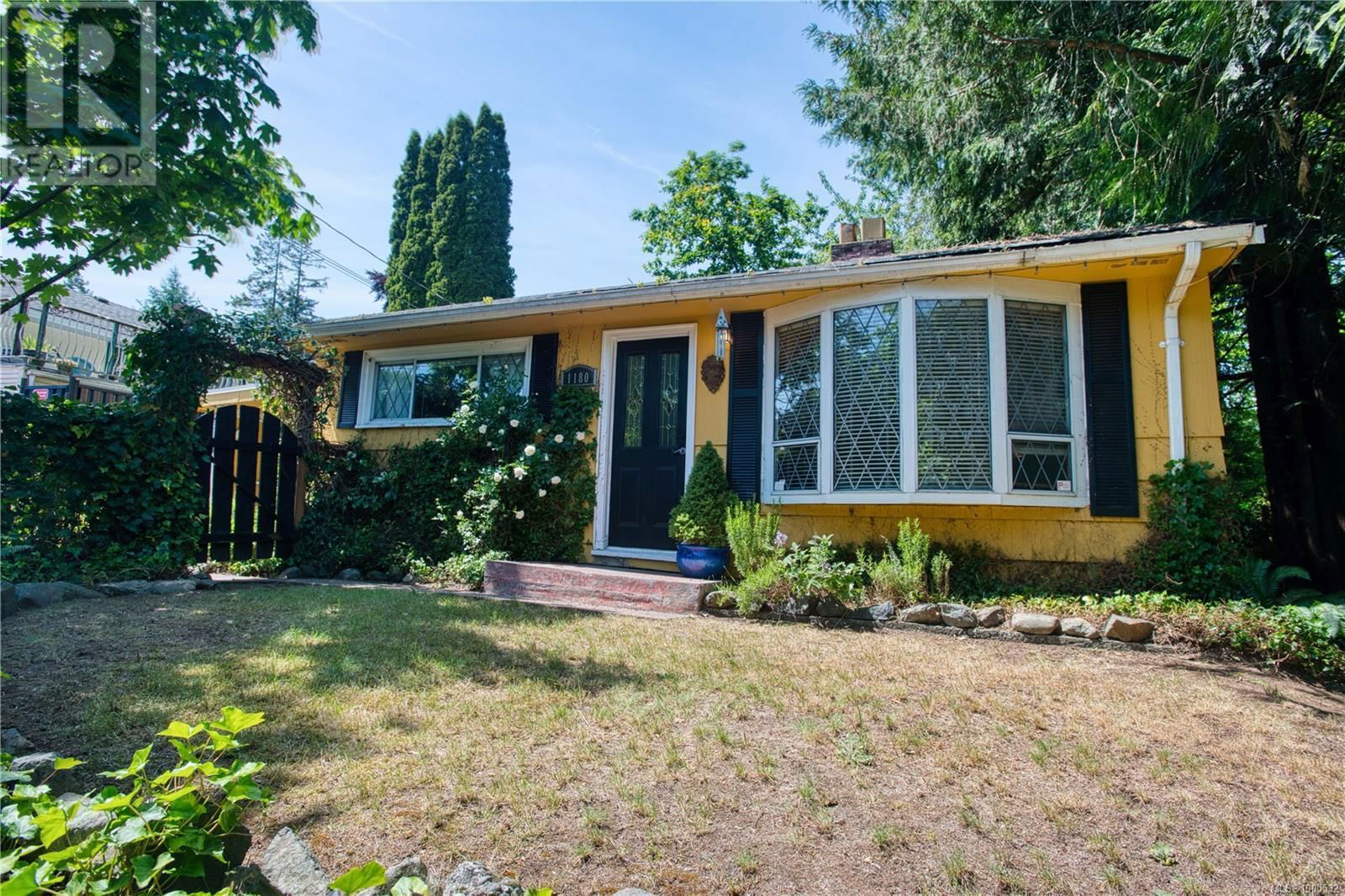 1180 MACDONALD CRESCENT Image 2