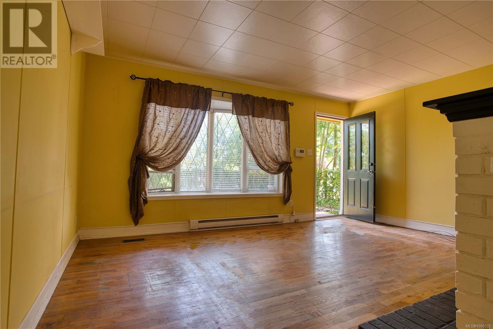 1180 MACDONALD CRESCENT Image 23