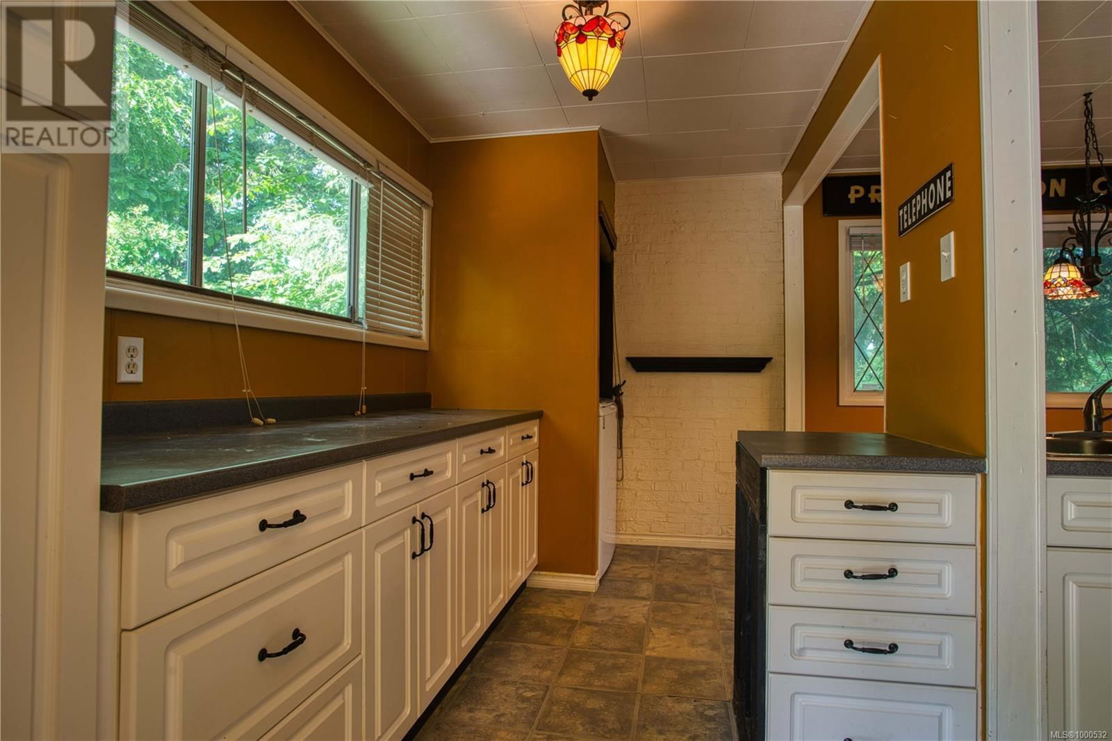 1180 MACDONALD CRESCENT Image 25