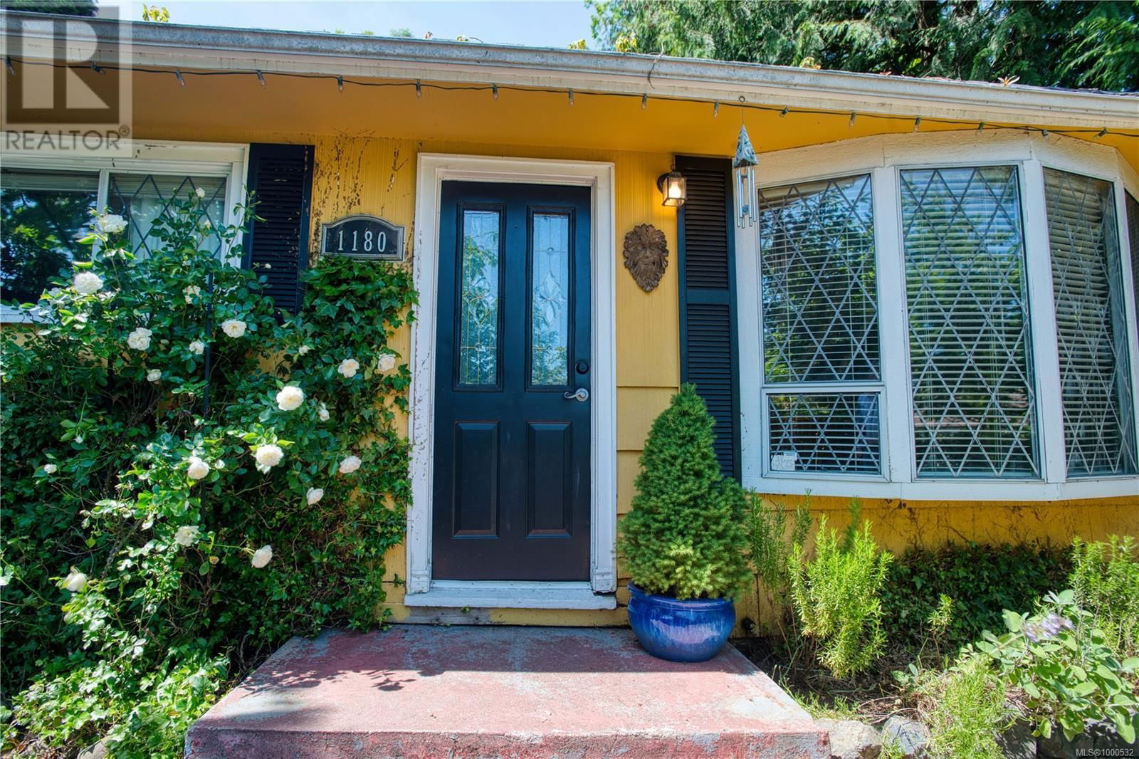 1180 MACDONALD CRESCENT Image 3