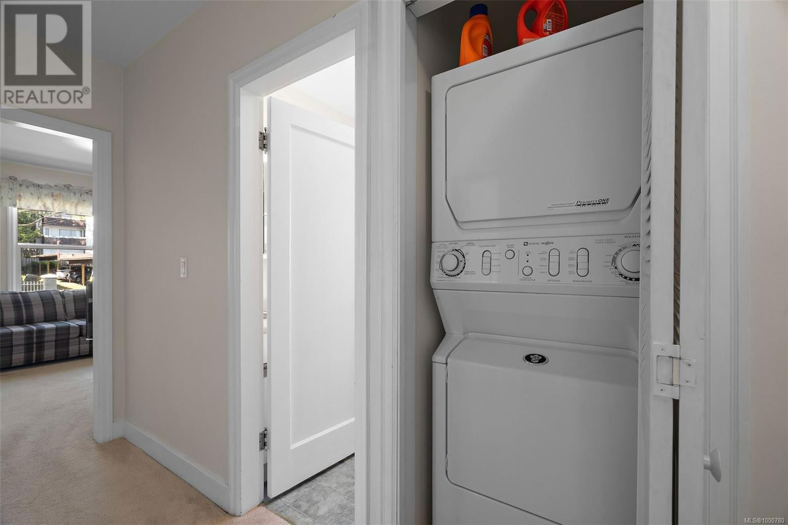1065 BEVERLEY PLACE Image 12