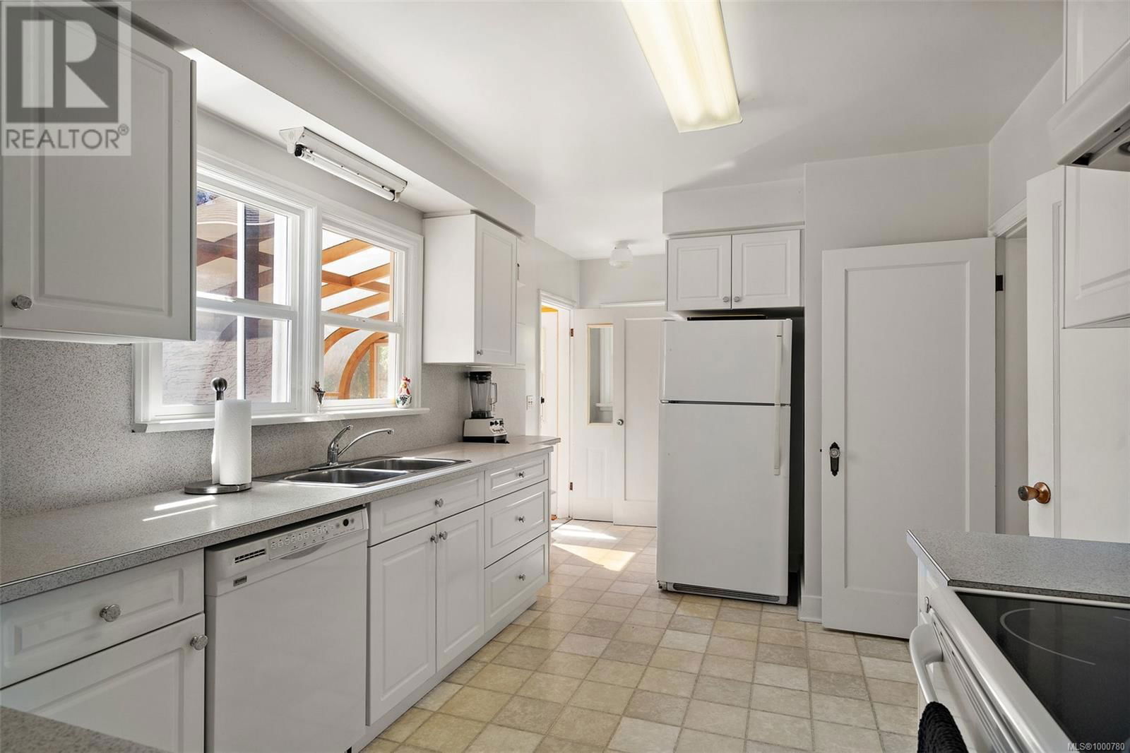1065 BEVERLEY PLACE Image 13