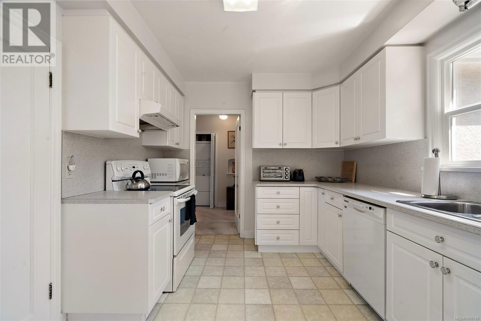 1065 BEVERLEY PLACE Image 14