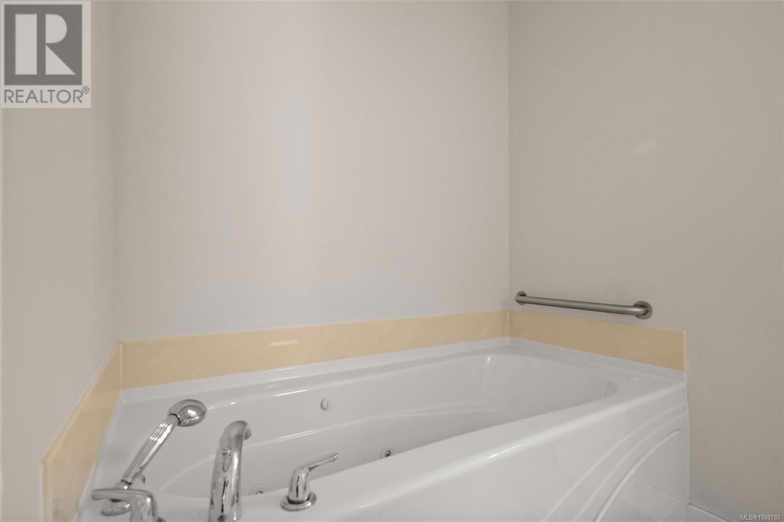 1065 BEVERLEY PLACE Image 18