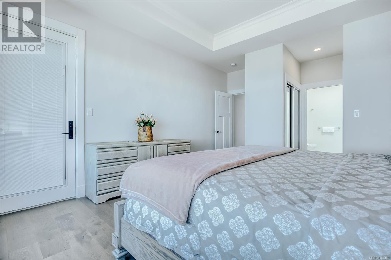 138 ROYAL PACIFIC WAY Image 38