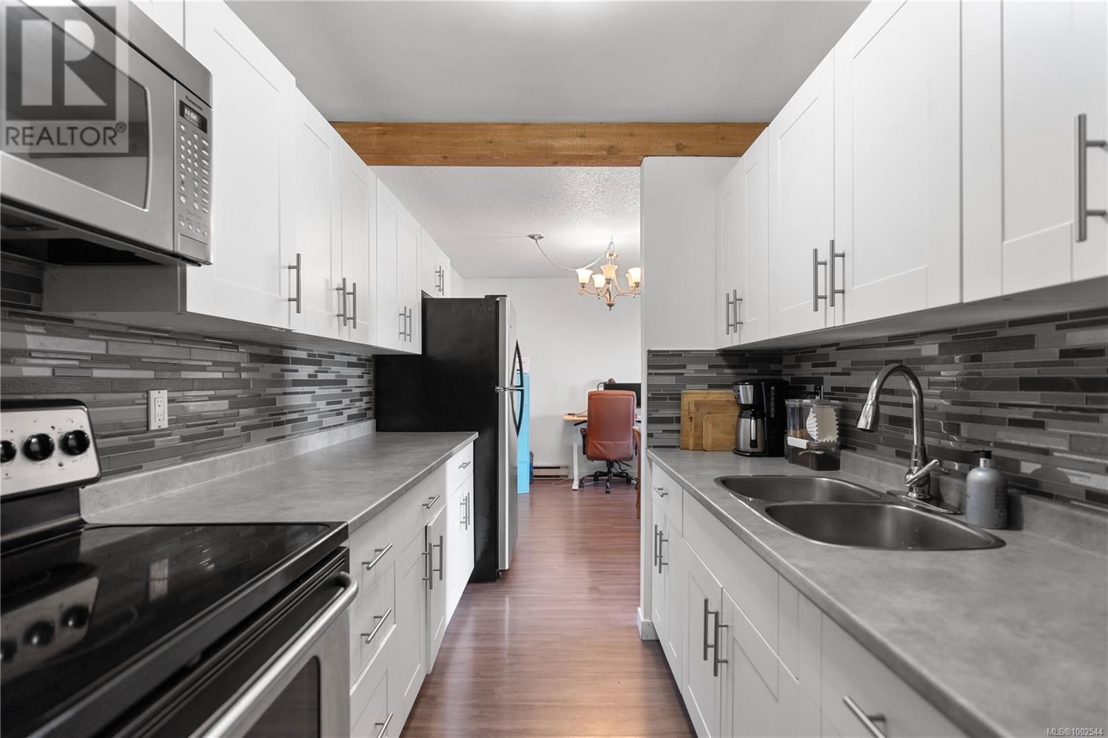 303 - 848 ESQUIMALT ROAD Image 3