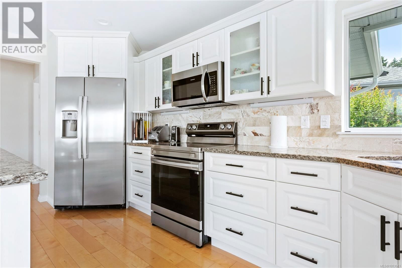552 MARINE VIEW Image 9