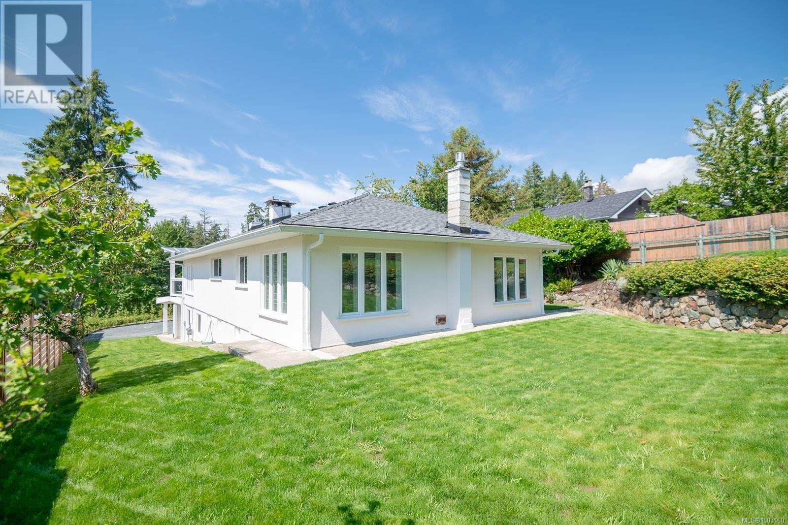 5843 STRATHCONA STREET Image 11
