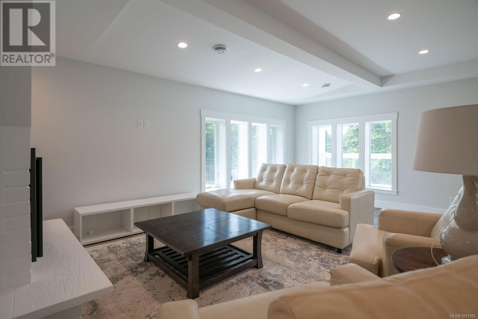 5843 STRATHCONA STREET Image 28