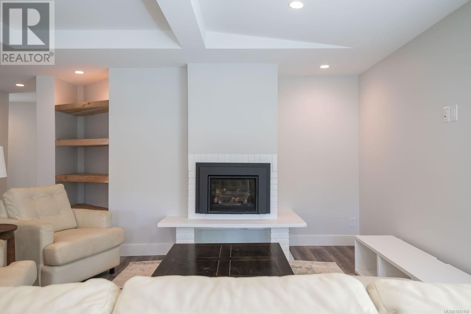 5843 STRATHCONA STREET Image 30