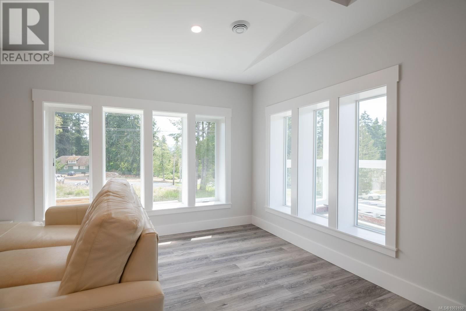 5843 STRATHCONA STREET Image 32