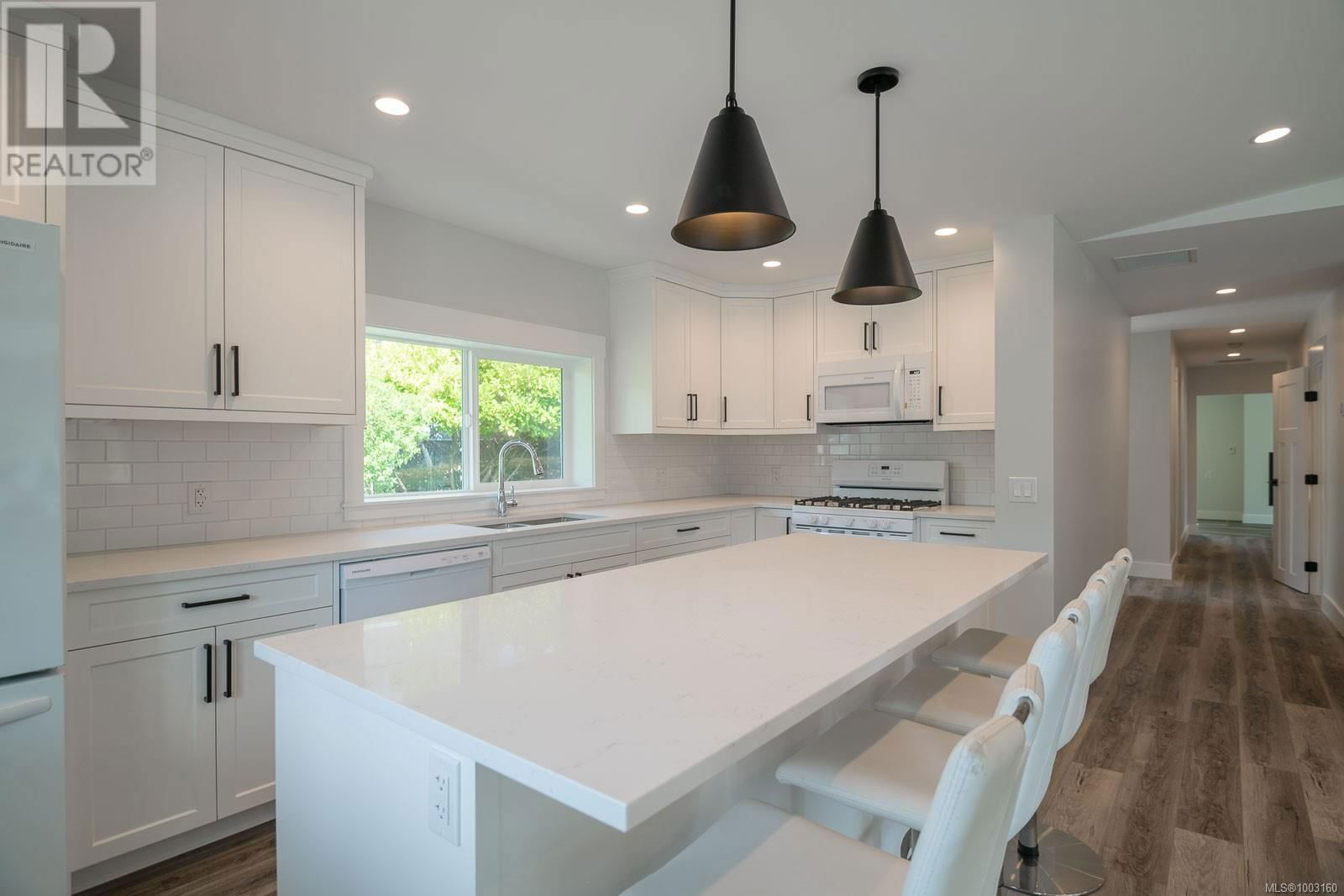 5843 STRATHCONA STREET Image 33